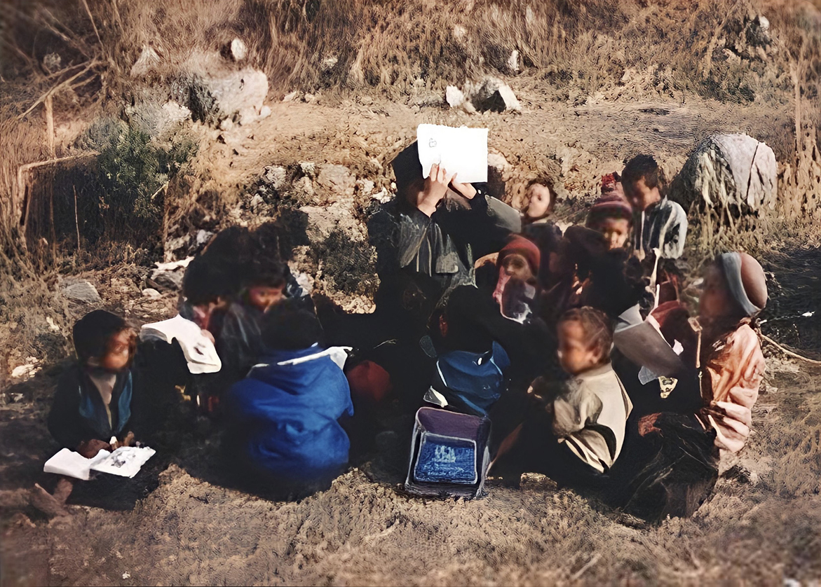 1999年　青空教室で勉強する子供たち